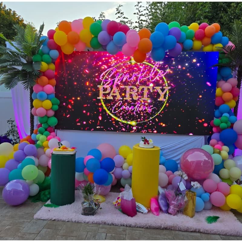 Decoración de globos personalizados en tonos rosa y dorado
